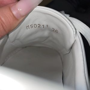 Like new! It comes with box, extra shoe laces and dust bag. Original.